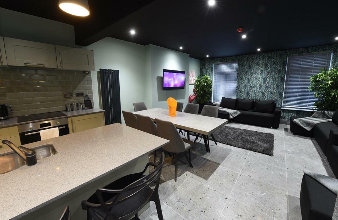 La Jungle Du Swan Apartment Manchester Exterior photo