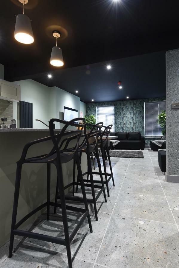 La Jungle Du Swan Apartment Manchester Exterior photo